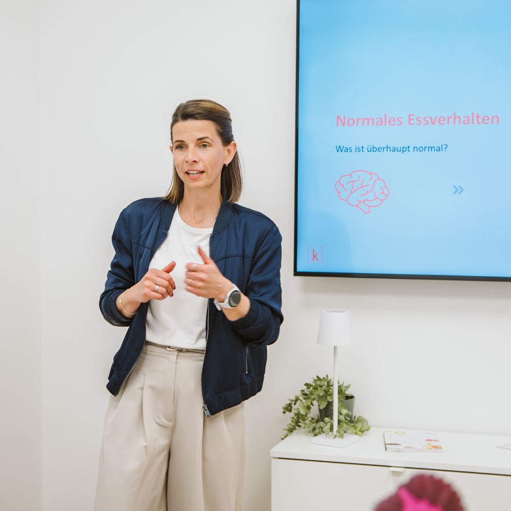 Gesundheitsförderung & Prävention | Fachzentrum Ernährung Nürnberg | Katharina Knoblich hält einen Vortrag zum Thema "Normales Essverhalten"