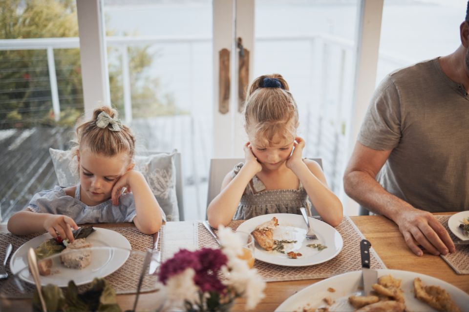 Picky Eater | Situation am Familientisch und die beiden Töchter stochern im Essen rum