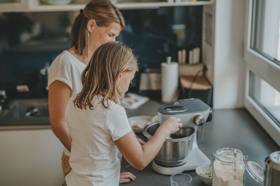 Zöliakie für Newbies Online-Kurs | Mutter begleitet ihre Tochter beim Backen mit glutenfreien Zutaten